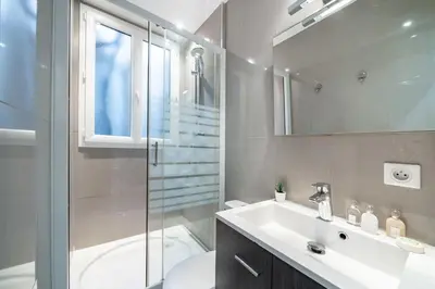 a bathroom with a sink and a shower and a toilet at Appartement Studio idéalement situé - Palais Miramar in Cannes
