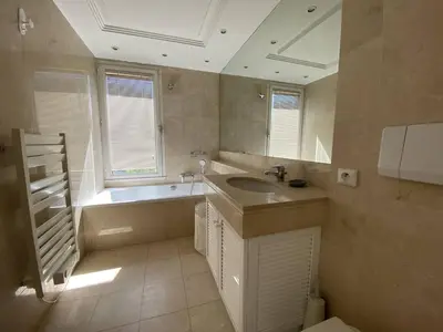 a bathroom with a sink and a bath tub at Cannes Proche Croisette - Appartement 3 pièces in Cannes