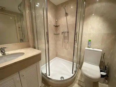 a bathroom with a shower and a toilet and a sink at Cannes Proche Croisette - Appartement 3 pièces in Cannes