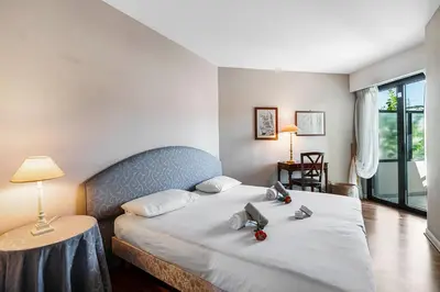 a bedroom with a bed with two roses on it at Appartement Cannes Hyper Centre in Cannes