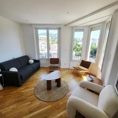 a living room with a couch and a table at Appartement 3 pièces en plein coeur de Cannes in Cannes