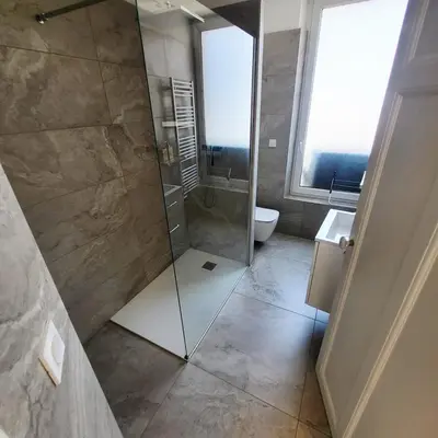 a bathroom with a shower with a glass door at Appartement 3 pièces en plein coeur de Cannes in Cannes