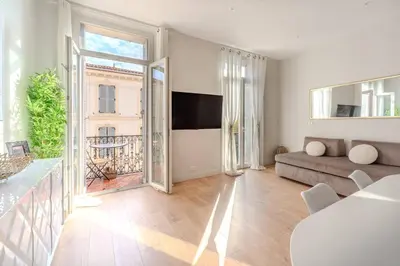 a living room with a couch and a large window at Ideal Groupes & Familles 3 chambres - 10 pers - Hyper-centre Cannes in Cannes