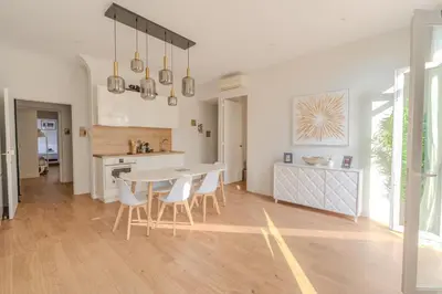 a kitchen and dining room with a table and chairs at Ideal Groupes & Familles 3 chambres - 10 pers - Hyper-centre Cannes in Cannes