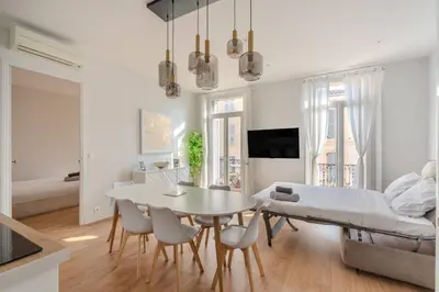 a white living room with a table and chairs at Ideal Groupes & Familles 3 chambres - 10 pers - Hyper-centre Cannes in Cannes