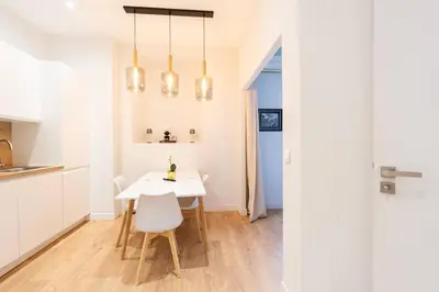 a kitchen and dining room with a white table and chairs at Ideal Groupes & Familles 3 chambres - 10 pers - Hyper-centre Cannes in Cannes