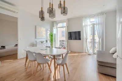 a white dining room with a white table and chairs at Ideal Groupes & Familles 3 chambres - 10 pers - Hyper-centre Cannes in Cannes