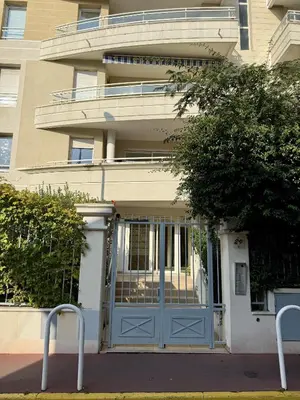 a building with a blue door in front of it at DAPHNE, appartement piscine in Cannes