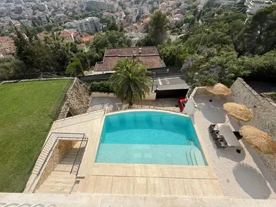 an overhead view of a swimming pool on top of a house at Grande villa, 6 chambres, vue mer, montagne & ville de Cannes in Le Cannet