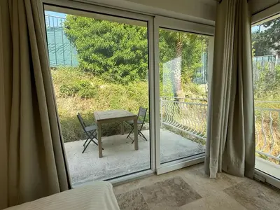 a patio with a table and chairs on a balcony at Grande villa, 6 chambres, vue mer, montagne & ville de Cannes in Le Cannet