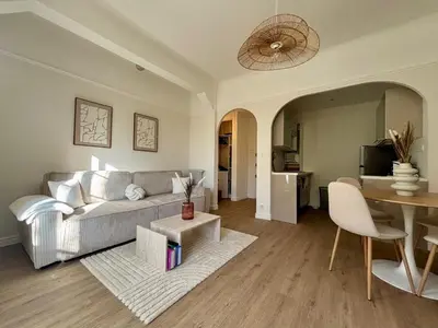a living room with a couch and a table at Appartement cosy - 4 personnes - Centre Cannes in Cannes