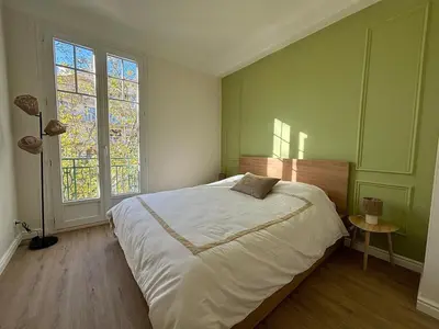 a bedroom with a large bed and a window at Appartement cosy - 4 personnes - Centre Cannes in Cannes