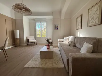 a living room with a couch and a table at Appartement cosy - 4 personnes - Centre Cannes in Cannes