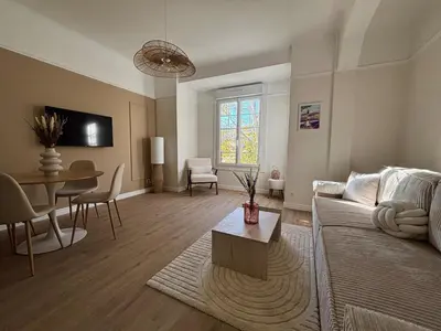 a living room with a couch and a table at Appartement cosy - 4 personnes - Centre Cannes in Cannes