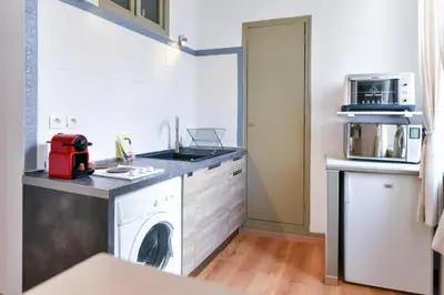 a kitchen with a washer and a sink and a microwave at Studio élégant pour 4 personnes, à quelques pas de la Croisette in Cannes