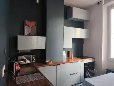 a kitchen with white cabinets and a microwave at Cannes centre superbe 3 pièces moderne 10 min à pied du Palais des festivals et croisette in Cannes