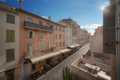a view of a city street with buildings at FRGK 