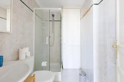 a bathroom with a shower and a toilet and a sink at BnGo l Amber Suite l 2ch, 6 personnes, centre in Cannes