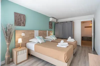 two beds in a room with blue walls at 2 pièces - Centre-ville Cannes - Grand lit double in Cannes