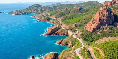 a road on top of a mountain next to the ocean at Chez Marie et Baptiste, bel appartement en résidence avec piscine, tennis in Le Cannet