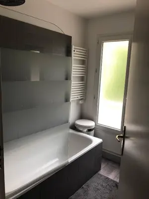 a bathroom with a tub and a toilet and a window at Chez Marie et Baptiste, bel appartement en résidence avec piscine, tennis in Le Cannet