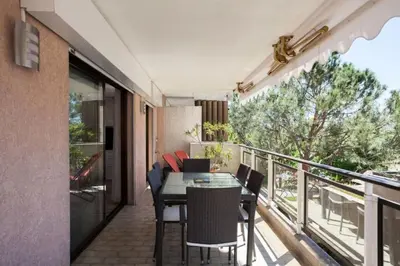 a balcony with a table and chairs on a balcony at Résidence 3p Avec Terrasse Au Palm Beach, à 2min Des Plages - 3P avec terrasse au Palm Beach, à 2min des plages MAE-1553 in Cannes
