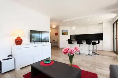 a living room with a vase of flowers on a table at Résidence 3p Avec Terrasse Au Palm Beach, à 2min Des Plages - 3P avec terrasse au Palm Beach, à 2min des plages MAE-1553 in Cannes