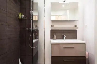 a small bathroom with a sink and a shower at Résidence 3p Avec Terrasse Au Palm Beach, à 2min Des Plages - 3P avec terrasse au Palm Beach, à 2min des plages MAE-1553 in Cannes