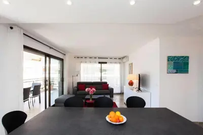 a living room with a table with a bowl of fruit at Résidence 3p Avec Terrasse Au Palm Beach, à 2min Des Plages - 3P avec terrasse au Palm Beach, à 2min des plages MAE-1553 in Cannes