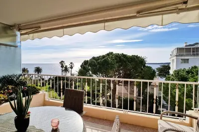 a balcony with a table and a view of the ocean at Résidence 4p Terrasse & Vue Mer, Plage à 5 Min - 4P terrasse & vue mer, plage à 5 min MAE-1563 in Cannes