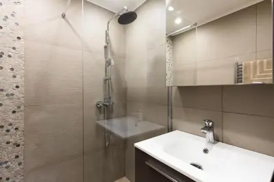 a bathroom with a shower and a sink and a sink at Résidence 3p Traversant à 2 Min Des Plages, Parking Privé - 3P traversant à 2 min des plages, parking privé MAE-1583 in Cannes