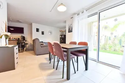 a dining room with a table and chairs at Résidence 3p Avec Terrasse Et Piscine Au Coeur Du Palm Beach - 3P avec terrasse et piscine au coeur du Palm Beach MAE-1593 in Cannes