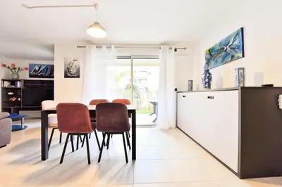 a kitchen and dining room with a table and chairs at Résidence 3p Avec Terrasse Et Piscine Au Coeur Du Palm Beach - 3P avec terrasse et piscine au coeur du Palm Beach MAE-1593 in Cannes
