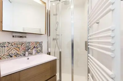 a bathroom with a sink and a shower at Résidence 3p De Standing, Vue Mer Et Grande Terrasse - 3P de standing, vue mer et grande terrasse MAE-1613 in Cannes