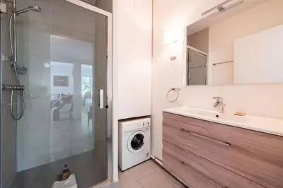 a bathroom with a sink and a washing machine at Résidence 3p Cosy, 6 Minutes à Pied Des Plages - 3P cosy, 6 minutes à pied des plages MAE-1633 in Cannes