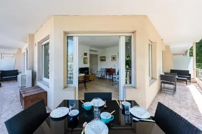 a dining room with a table and chairs at Résidence 3p Cosy, 6 Minutes à Pied Des Plages - 3P cosy, 6 minutes à pied des plages MAE-1633 in Cannes
