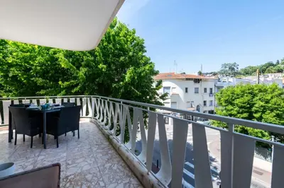 a balcony with a table and chairs on a balcony at Résidence 3p Cosy, 6 Minutes à Pied Des Plages - 3P cosy, 6 minutes à pied des plages MAE-1633 in Cannes