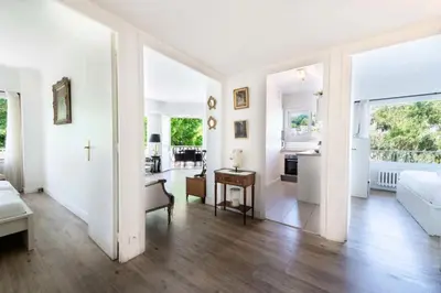 a white living room with a couch and a table at Résidence 3p Cosy, 6 Minutes à Pied Des Plages - 3P cosy, 6 minutes à pied des plages MAE-1633 in Cannes