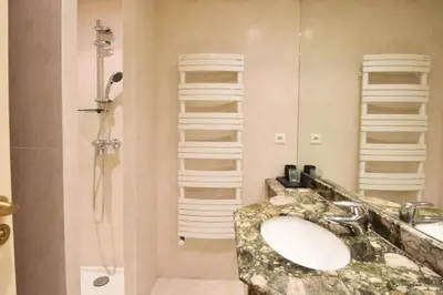 a bathroom with a sink and a shower at Résidence 3p Proche Centre Ville, Piscine Et Vue Mer - 3P proche centre ville, piscine et vue mer MAE-1673 in Cannes