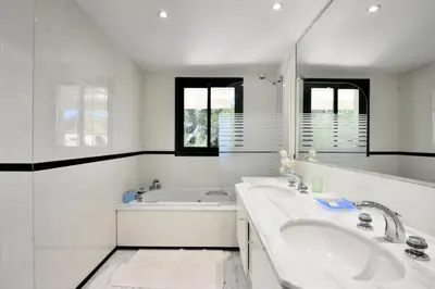 a white bathroom with two sinks and a tub at Résidence 4p Avec Grande Terrasse Et Piscine - 4P avec grande terrasse et piscine MAE-1693 in Cannes