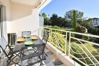 a patio with a table and chairs on a balcony at Résidence 2p Avec Terrasse, Vue Mer, Piscine Et Parking - 2P avec terrasse, vue mer, piscine et parking MAE-1723 in Cannes