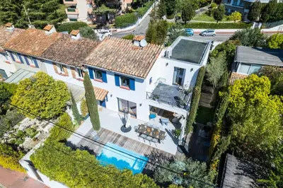 an overhead view of a white house with trees at Résidence Maison 10 Pers., Piscine, Proche Centre De Cannes - Maison 10 pers., piscine, proche centre de Cannes MAE-1773 in Cannes
