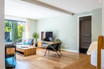 a living room with a couch and a tv at Résidence Maison 10 Pers., Piscine, Proche Centre De Cannes - Maison 10 pers., piscine, proche centre de Cannes MAE-1773 in Cannes
