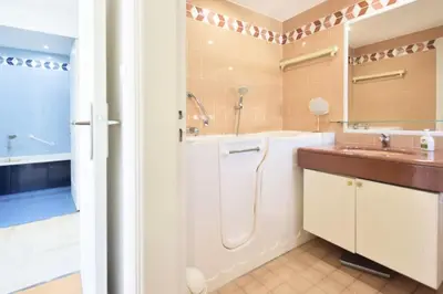 a bathroom with a sink and a tub and a shower at Résidence 3 Pièces En Résidence Avec Piscine Et Vue Mer - 3 Pièces en Résidence avec Piscine et Vue Mer MAE-1793 in Cannes