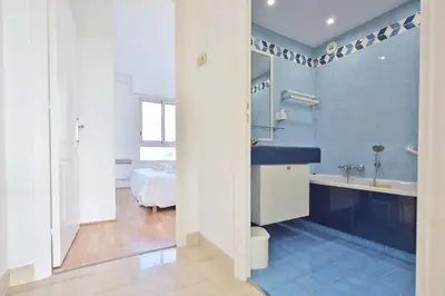 a bathroom with a tub and a sink and a bed at Résidence 3 Pièces En Résidence Avec Piscine Et Vue Mer - 3 Pièces en Résidence avec Piscine et Vue Mer MAE-1793 in Cannes