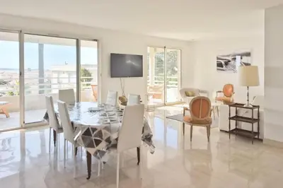a dining room with a table and chairs at Résidence 3 Pièces En Résidence Avec Piscine Et Vue Mer - 3 Pièces en Résidence avec Piscine et Vue Mer MAE-1793 in Cannes