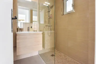 a bathroom with a shower and a sink at Résidence Cannes Palm Beach, 2 Min Des Plages - Cannes Palm beach, 2 min des plages MAE-1813 in Cannes