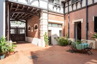a courtyard with a table and chairs in a building at Résidence 3p Cosy, 1 Min Des Plages Et 3min Du Centre-ville - 3P Cosy, 1 min des plages et 3min du centre-ville MAE-1903 in Cannes