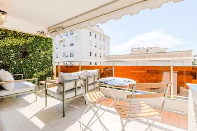 a patio with chairs and a table on a balcony at Résidence 2p De Style Avec Terrasse, Plages Et Commerces à Pied - 2P de style avec terrasse, plages et commerces à pied MAE-1913 in Cannes