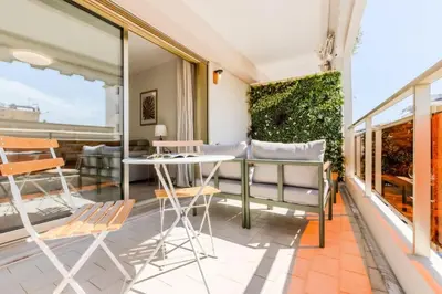a patio with a table and chairs on a balcony at Résidence 2p De Style Avec Terrasse, Plages Et Commerces à Pied - 2P de style avec terrasse, plages et commerces à pied MAE-1913 in Cannes